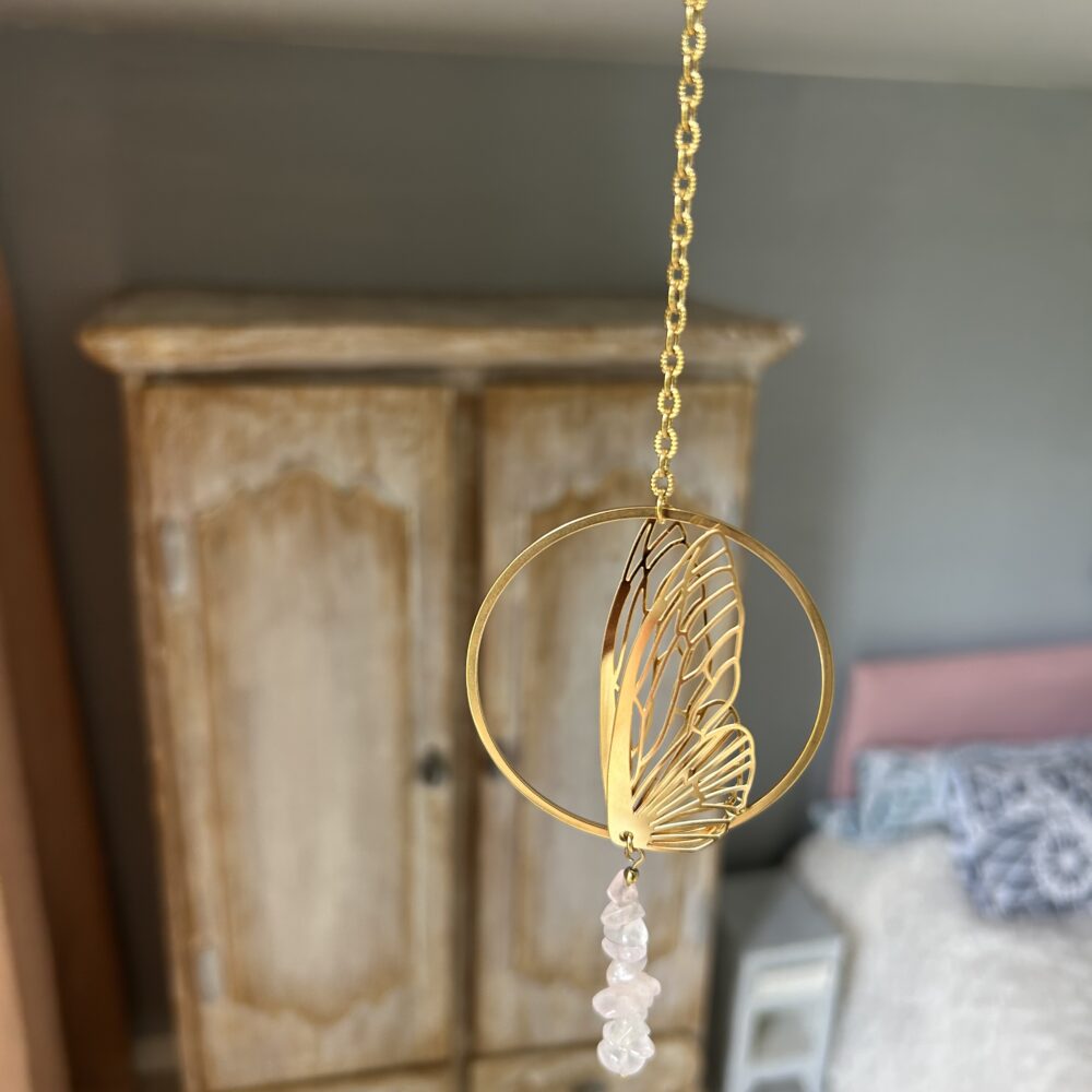 Attrape-soleil Feng Shui en Quartz Rose avec papillon pour une ambiance harmonieuse et apaisante