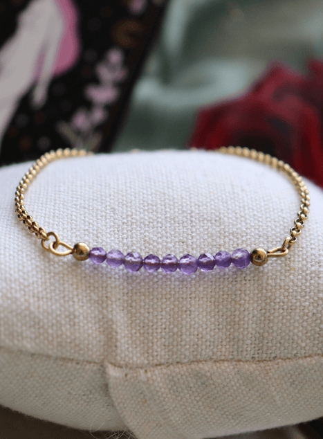 Bracelet Lili en acier inoxydable doré avec perles d’améthyste et pendentif lune, bijou raffiné aux tons violets