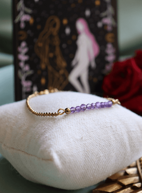 Bracelet Lili en acier inoxydable doré avec perles d’améthyste et pendentif lune, bijou raffiné aux tons violets