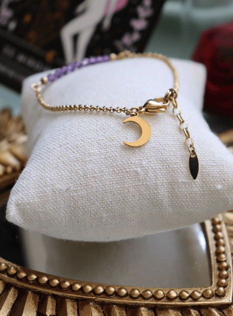 Bracelet Lili en acier inoxydable doré avec perles d’améthyste et pendentif lune, bijou raffiné aux tons violets