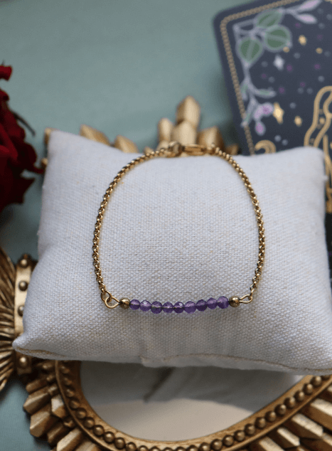 Bracelet Lili en acier inoxydable doré avec perles d’améthyste et pendentif lune, bijou raffiné aux tons violets