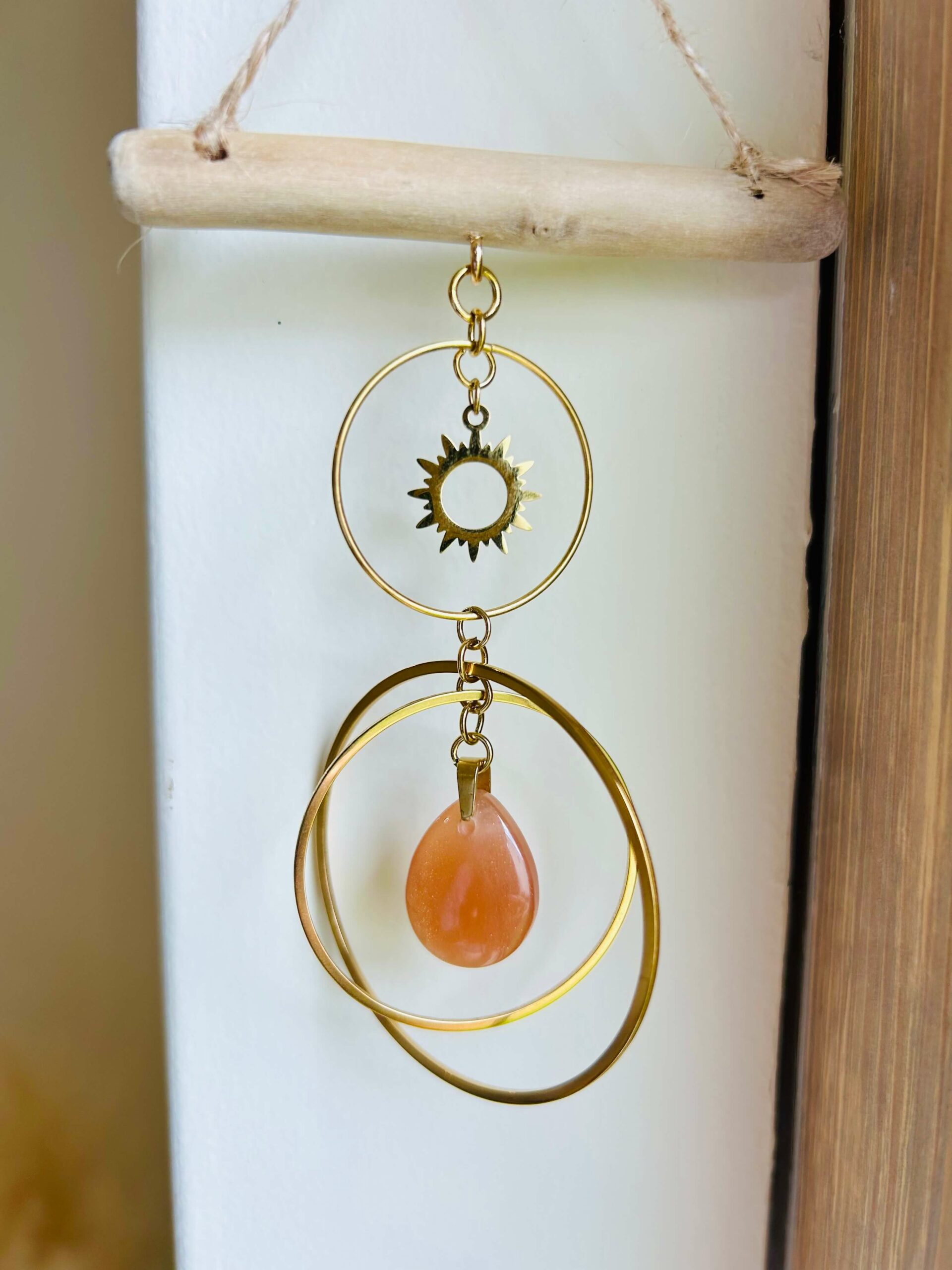 Lumistone Joie & Rayonnement – Pierre de Soleil Détail du Lumistone Joie & Rayonnement en Pierre de Soleil avec symbole solaire doré