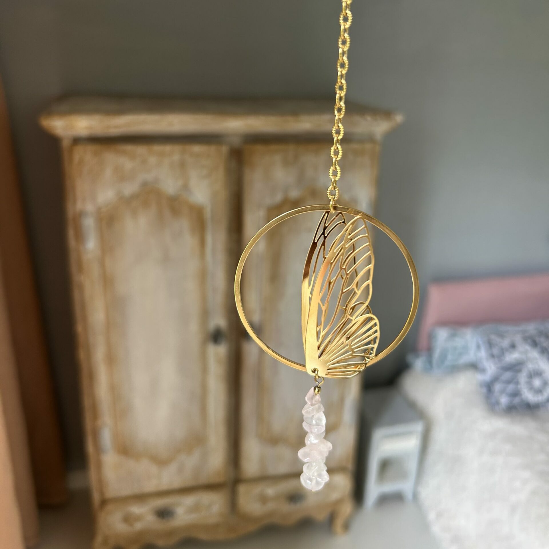 Attrape-soleil Feng Shui en Quartz Rose avec papillon pour une ambiance harmonieuse et apaisante