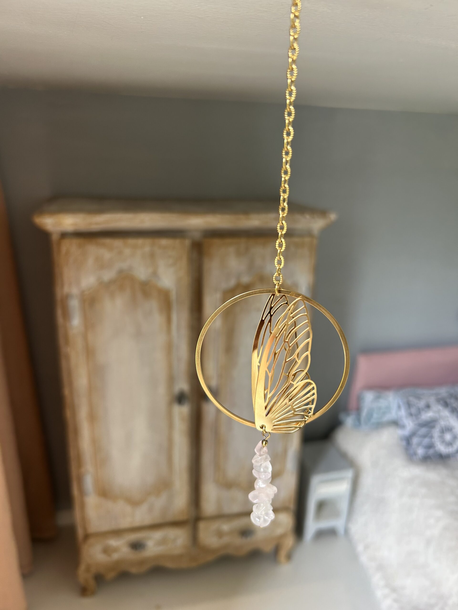 Lumistone Harmonie & Apaisement – Quartz Rose Attrape-soleil Feng Shui en Quartz Rose avec papillon pour une ambiance harmonieuse et apaisante