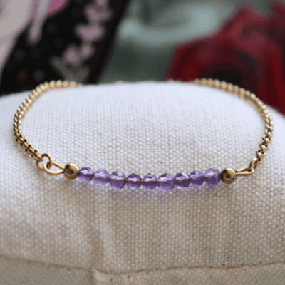Bracelet Lili en acier inoxydable doré avec perles d’améthyste et pendentif lune, bijou raffiné aux tons violets
