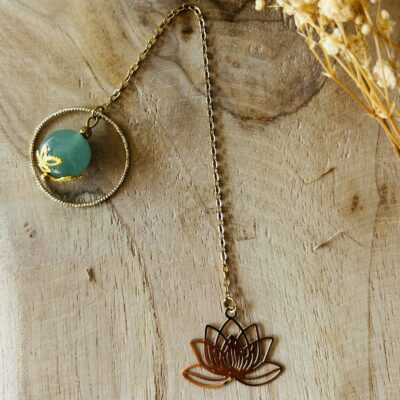 Marque-page artisanal fleur de lotus en aventurine verte et acier inoxydable.
