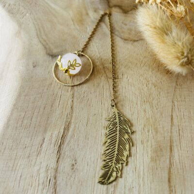 Marque-page artisanal plume en quartz rose et acier inoxydable.