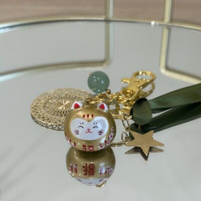 Charm de vœu Maneki Neko doré avec étoile, ruban vert et breloques en acier inoxydable.