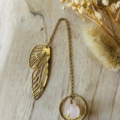 Marque-page artisanal aile de papillon en quartz rose et acier inoxydable.